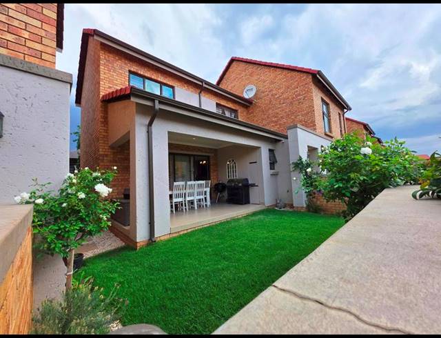 3 BEDROOM TOWNHOUSE FOR SALE IN HONEYDEW RIDGE